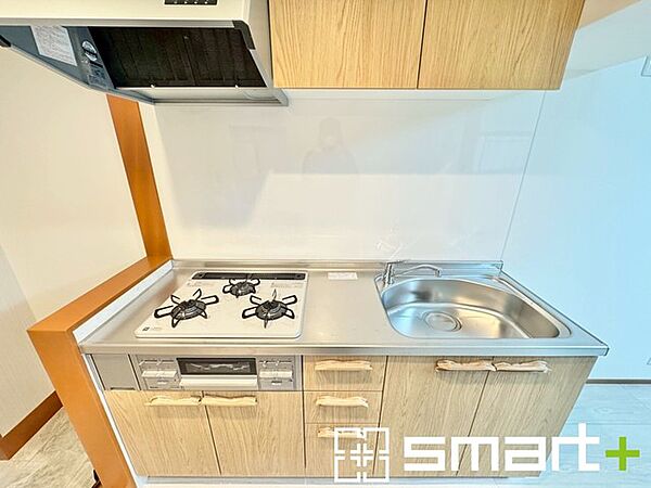 ～リビングを有効活用～ ・キッチンは対面式ではなく壁側にございますので、お部屋の中の空間を有効活用できます。 ・現地ではぜひ家具の配置などもイメージしながらご見学くださいませ。