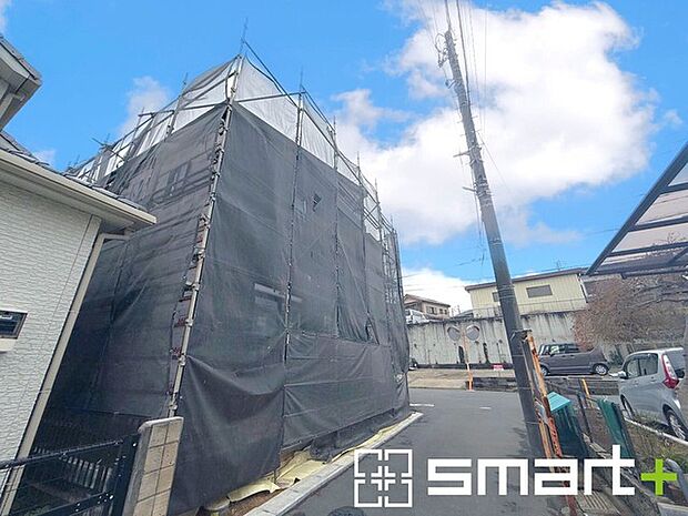 ~閑静な住宅街の立地~ ・周辺は閑静な住宅街となっておりますので、静かな暮らしをご実現いただけます。 ・前面道路の交通量も多くないので、小さなお子様がいるご家庭でもご安心ですね。