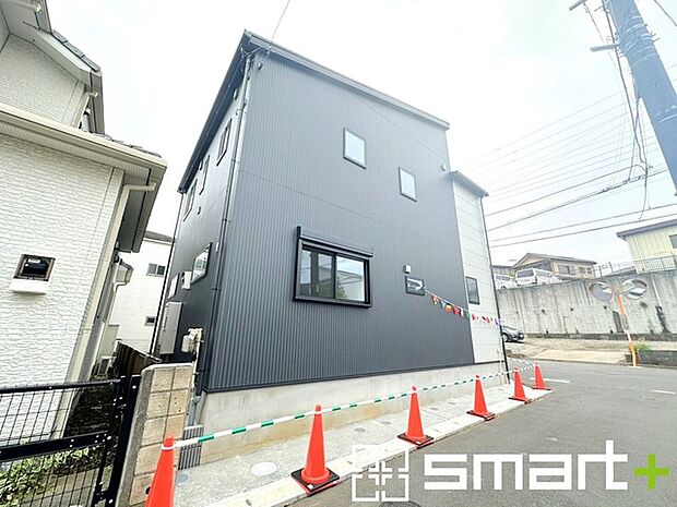 ~閑静な住宅街の立地~ ・周辺は閑静な住宅街となっておりますので、静かな暮らしをご実現いただけます。 ・前面道路の交通量も多くないので、小さなお子様がいるご家庭でもご安心ですね。