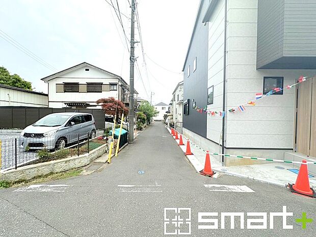 ~十分な広さのある前面道路~ ・前面道路は約4mございますので、お車でのすれ違いも可能で余計なストレスがかかりません。 ・日々お車での移動が多い方には大切なポイントですね。