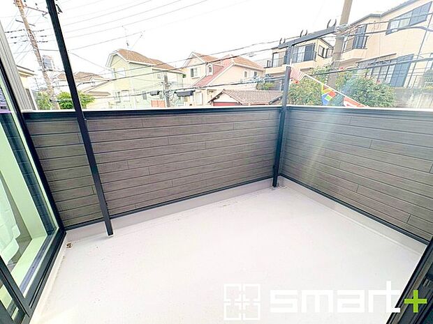 ～奥行きのあるバルコニーを採用～ ・お客様から意外にご要望が多い「バルコニーの奥行き」。 ・奥行きのあるバルコニーを採用しておりますので、洗濯物も干しやすい造りです。 