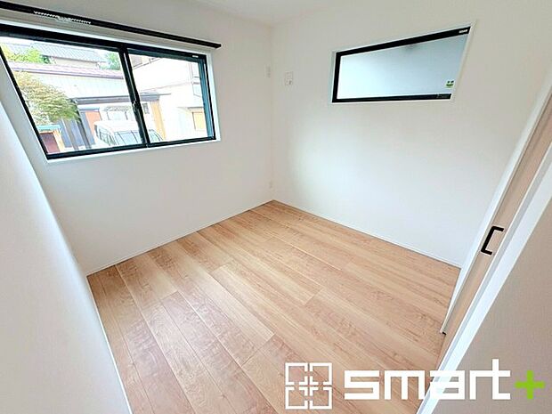 ~2面採光の明るいお部屋~ ・洋室は2面採光とする事で穏やかな陽の入る明るい空間となっております。 ・くつろぎのプライベート時間を明るい空間で穏やかにお過ごしいただけます。
