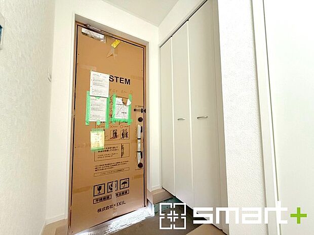 ~十分な容量のシューズボックス~ ・備え付けのシューズボックスは充分な容量を確保。 ・より大型のものへのご変更などご希望の方もお気軽にご相談くださいませ。