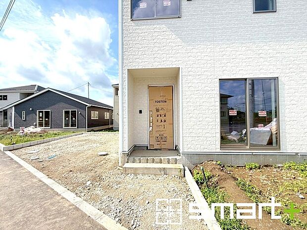 ~お住まいの顔「玄関」~ ・玄関ドアの上にはもちろん軒がございますので、雨の日でも濡れずに鍵の開閉が可能です。 ・鍵は防犯性に優れたディンプルキーを採用。