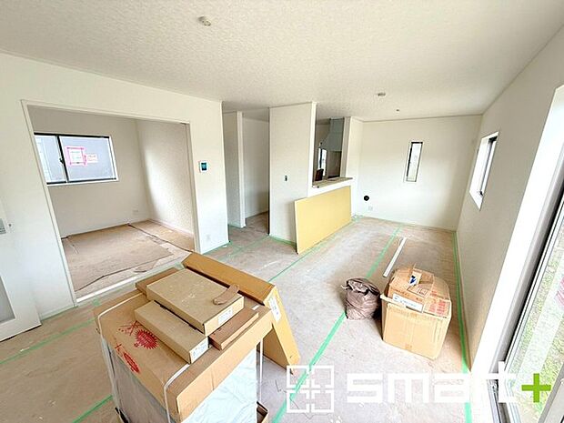 ~ナチュラルな色彩のLDK~ ・自然な風合いの色味で纏められたLDKは家具のコーディネートもしやすくなっております。 ・どんなインテリアにするか、考えるだけでも楽しくなりますね。