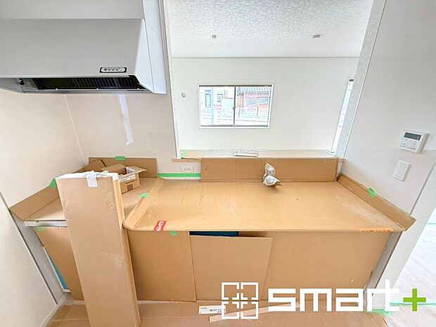 ~使い勝手の良いシステムキッチン~ ・料理がしやすい設計のキッチンでお料理もはかどりますね。 ・もちろんキッチン下部は収納になっておりますので、フライパンなども収納可能です。