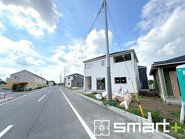 ~閑静な住宅街の立地~ ・周辺は閑静な住宅街となっておりますので、静かな暮らしをご実現いただけます。 ・前面道路の交通量も多くないので、小さなお子様がいるご家庭でもご安心ですね。