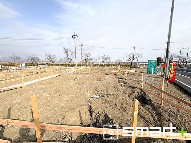 ～ベタ基礎でしっかりとした土台～ ・コンクリートの中に鉄筋を配し強度を高めた「ベタ基礎」を採用。 ・しっかりとした土台を造ったうえで、その上に建物が築造されていきます。 