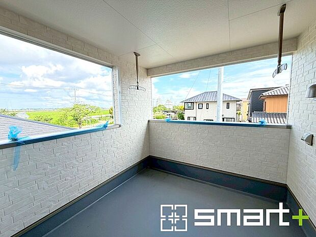 ~屋根付きのバルコニー~ ・バルコニーは屋根付きなので急な雨でも安心です。 ・奥行きもあるので洗濯物が干しやすいのも嬉しいポイントですね。