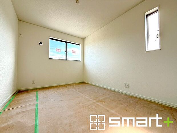 ~2面採光の明るいお部屋~ ・洋室は2面採光とする事で穏やかな陽の入る明るい空間となっております。 ・くつろぎのプライベート時間を明るい空間で穏やかにお過ごしいただけます。