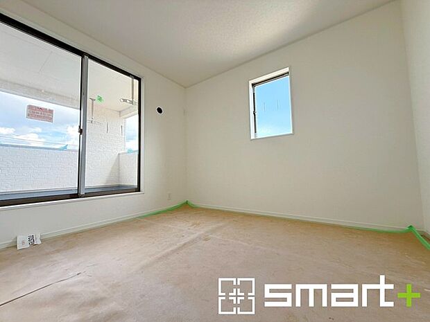 ～2面採光の明るいお部屋～ ・洋室は2面採光とする事で穏やかな陽の入る明るい空間となっております。 ・くつろぎのプライベート時間を明るい空間で穏やかにお過ごしいただけます。 