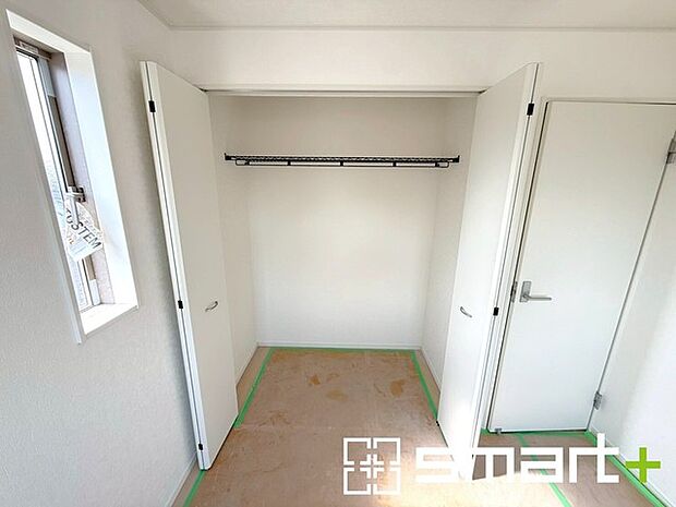 ～収納豊富な洋室～ ・各居室に備え付けの収納をご用意。タンスなどを置く場合と比べ出っ張らないので部屋の中を有効のご活用いただけます。 ・収納の広さなどぜひ現地でご確認くださいませ。 