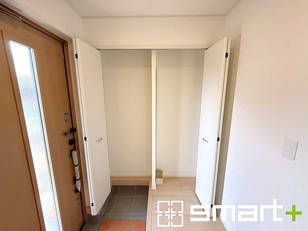 すっきりと整えられた土間収納を備えた玄関は、暮らしの利便性と住まいの清潔感を大切にする方へ、日々の動線を心地よく整えるゆとりある空間を提供してくれます 