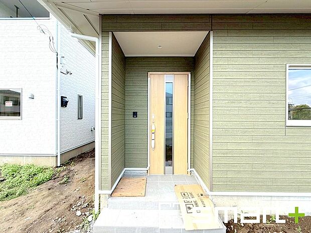~お住まいの顔「玄関」~ ・玄関ドアの上にはもちろん軒がございますので、雨の日でも濡れずに鍵の開閉が可能です。 ・鍵は防犯性に優れたディンプルキーを採用。