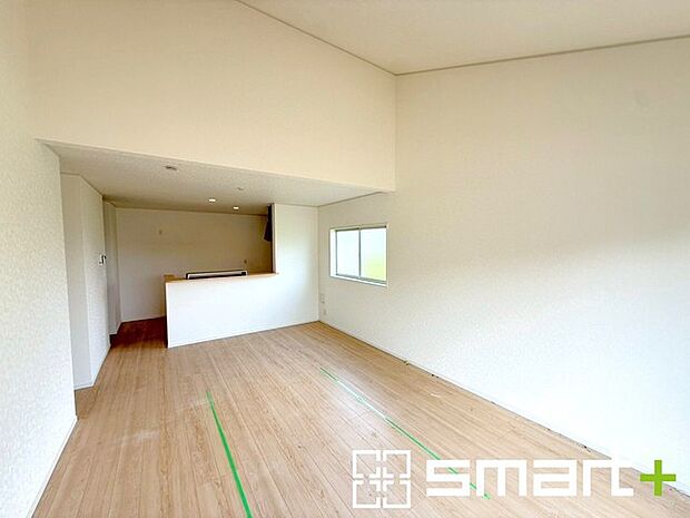 ~ナチュラルな色彩のLDK~ ・自然な風合いの色味で纏められたLDKは家具のコーディネートもしやすくなっております。 ・どんなインテリアにするか、考えるだけでも楽しくなりますね。