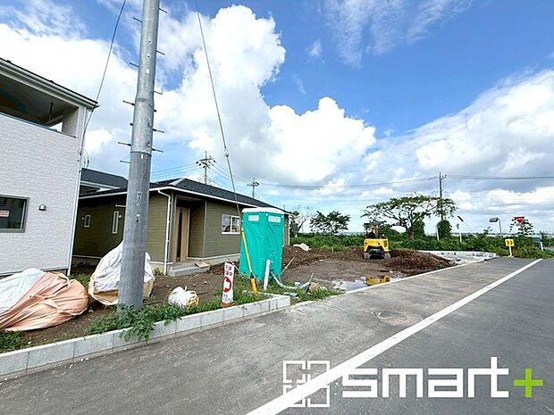 ～閑静な住宅街の立地～ ・周辺は閑静な住宅街となっておりますので、静かな暮らしをご実現いただけます。 ・前面道路の交通量も多くないので、小さなお子様がいるご家庭でもご安心ですね。 