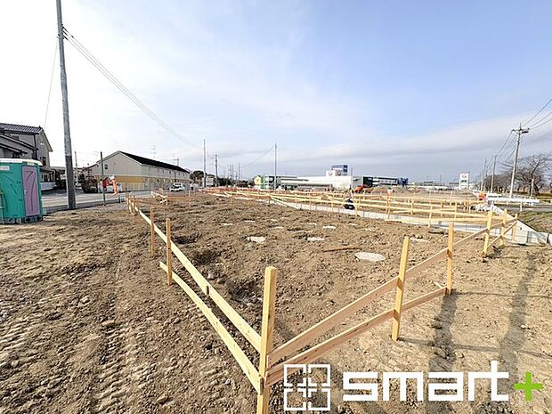 ～ベタ基礎でしっかりとした土台～ ・コンクリートの中に鉄筋を配し強度を高めた「ベタ基礎」を採用。 ・しっかりとした土台を造ったうえで、その上に建物が築造されていきます。 