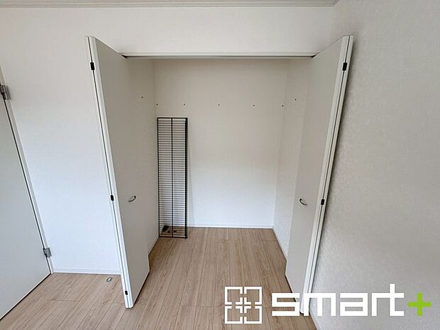 ~収納豊富な洋室~ ・各居室に備え付けの収納をご用意。タンスなどを置く場合と比べ出っ張らないので部屋の中を有効のご活用いただけます。 ・収納の広さなどぜひ現地でご確認くださいませ。