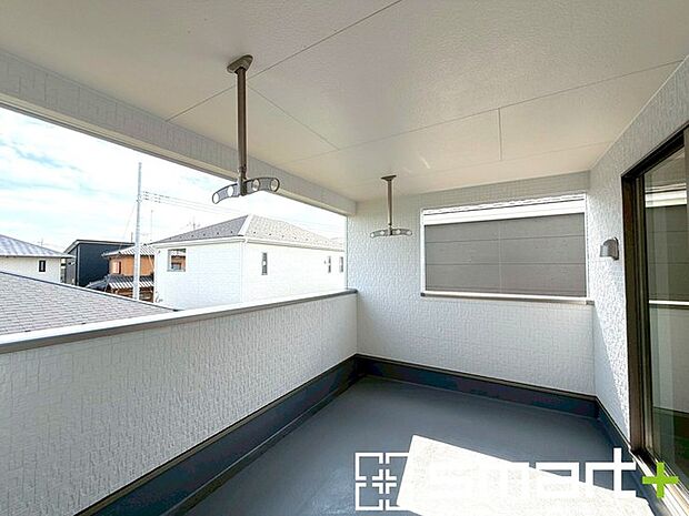 ～屋根付きのバルコニー～ ・バルコニーは屋根付きなので急な雨でも安心です。 ・奥行きもあるので洗濯物が干しやすいのも嬉しいポイントですね。 