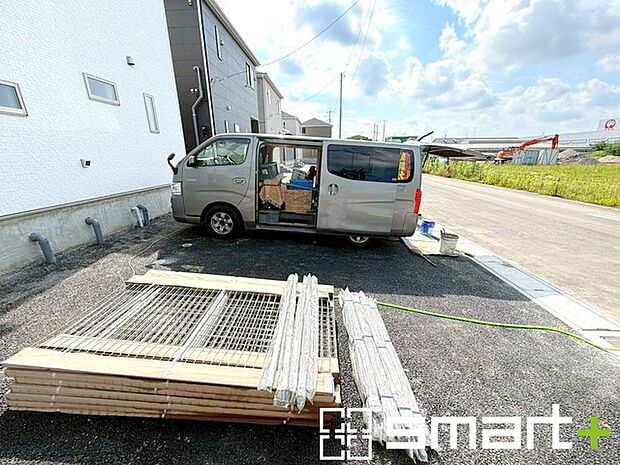 ～駐車場は2台分ご用意～ ・駐車場は2台分ございますので、車通勤の方や複数台お持ちの方にもお勧めのお住まいです。 ・カーポートなどのオプションもお気軽にご相談くださいませ。 