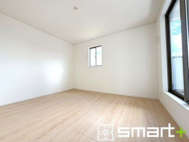 ～2面採光の明るいお部屋～ ・洋室は2面採光とする事で穏やかな陽の入る明るい空間となっております。 ・くつろぎのプライベート時間を明るい空間で穏やかにお過ごしいただけます。 
