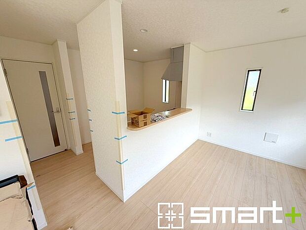 ～人気のカウンターキッチン～ ・キッチンは人気のカウンタータイプを採用。「ご家族の顔が見える」造りです。 ・蛇口に浄水器が内蔵されているなど機能面でも優れた仕様です。 