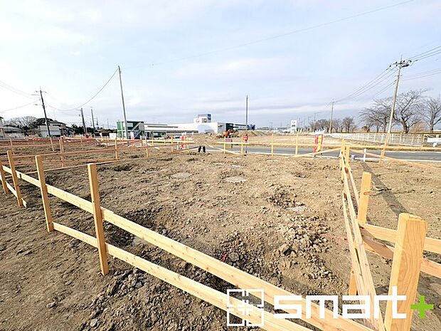 ～ベタ基礎でしっかりとした土台～ ・コンクリートの中に鉄筋を配し強度を高めた「ベタ基礎」を採用。 ・しっかりとした土台を造ったうえで、その上に建物が築造されていきます。 