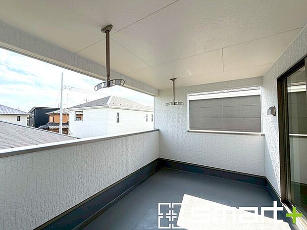 ～屋根付きのバルコニー～ ・バルコニーは屋根付きなので急な雨でも安心です。 ・奥行きもあるので洗濯物が干しやすいのも嬉しいポイントですね。 