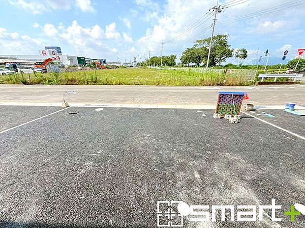 ~駐車場は2台分ご用意~ ・駐車場は2台分ございますので、車通勤の方や複数台お持ちの方にもお勧めのお住まいです。 ・カーポートなどのオプションもお気軽にご相談くださいませ。
