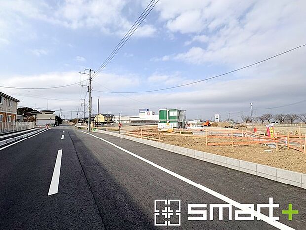 ~閑静な住宅街の立地~ ・周辺は閑静な住宅街となっておりますので、静かな暮らしをご実現いただけます。 ・前面道路の交通量も多くないので、小さなお子様がいるご家庭でもご安心ですね。
