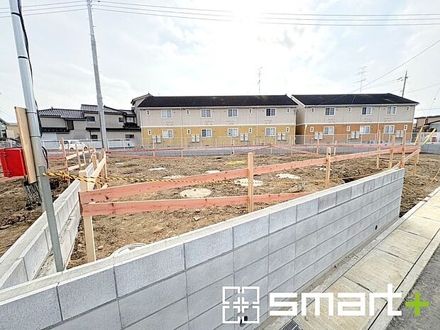 ～ベタ基礎でしっかりとした土台～ ・コンクリートの中に鉄筋を配し強度を高めた「ベタ基礎」を採用。 ・しっかりとした土台を造ったうえで、その上に建物が築造されていきます。 