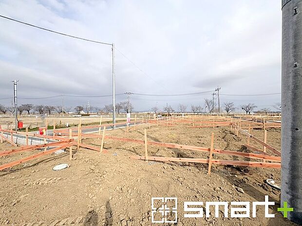 ~ベタ基礎でしっかりとした土台~ ・コンクリートの中に鉄筋を配し強度を高めた「ベタ基礎」を採用。 ・しっかりとした土台を造ったうえで、その上に建物が築造されていきます。