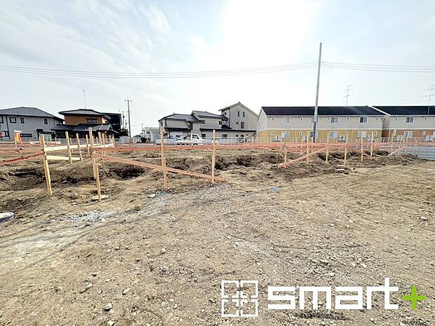 ~ベタ基礎でしっかりとした土台~ ・コンクリートの中に鉄筋を配し強度を高めた「ベタ基礎」を採用。 ・しっかりとした土台を造ったうえで、その上に建物が築造されていきます。