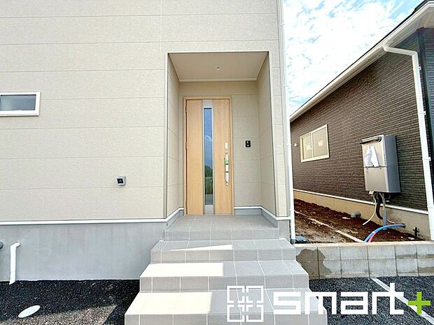 ～お住まいの顔「玄関」～ ・玄関ドアの上にはもちろん軒がございますので、雨の日でも濡れずに鍵の開閉が可能です。 ・鍵は防犯性に優れたディンプルキーを採用。 