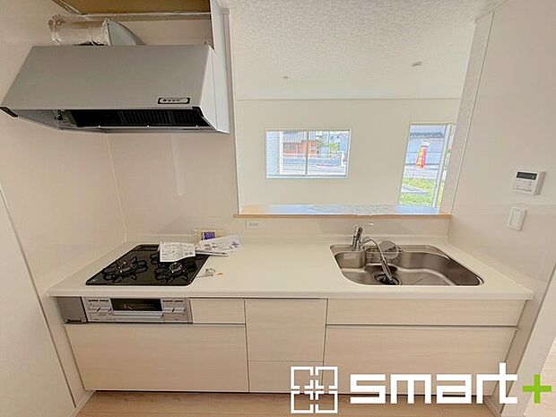 ～使い勝手の良いシステムキッチン～ ・料理がしやすい設計のキッチンでお料理もはかどりますね。 ・もちろんキッチン下部は収納になっておりますので、フライパンなども収納可能です。 