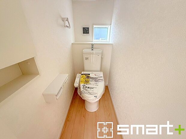 ～やはり便利なタンク式トイレ～ ・最近はタンクレストイレもございますが、タンク式の場合は停電時もお水を流すことが可能。 ・故障時なども比較的費用が安くなるなど、メリットが多くなります。 