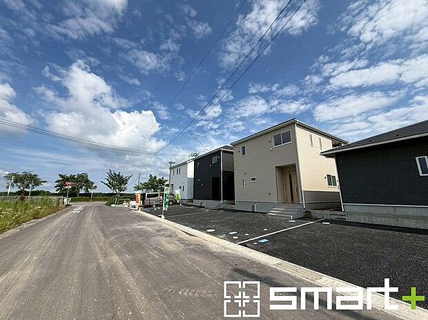 ～閑静な住宅街の立地～ ・周辺は閑静な住宅街となっておりますので、静かな暮らしをご実現いただけます。 ・前面道路の交通量も多くないので、小さなお子様がいるご家庭でもご安心ですね。 