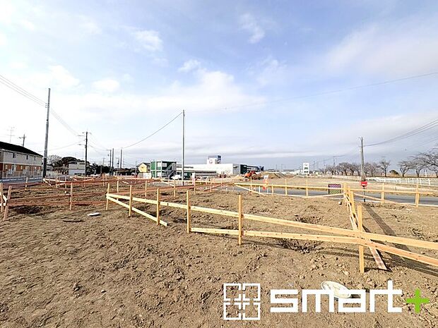 ~ベタ基礎でしっかりとした土台~ ・コンクリートの中に鉄筋を配し強度を高めた「ベタ基礎」を採用。 ・しっかりとした土台を造ったうえで、その上に建物が築造されていきます。