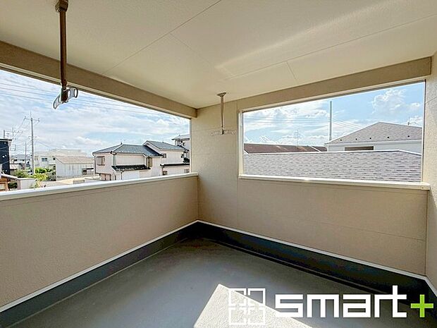 ～屋根付きのバルコニー～ ・バルコニーは屋根付きなので急な雨でも安心です。 ・奥行きもあるので洗濯物が干しやすいのも嬉しいポイントですね。 