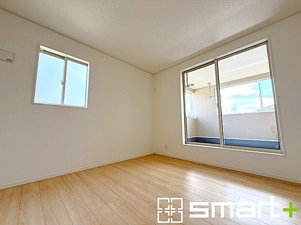 ～2面採光の明るいお部屋～ ・洋室は2面採光とする事で穏やかな陽の入る明るい空間となっております。 ・くつろぎのプライベート時間を明るい空間で穏やかにお過ごしいただけます。 