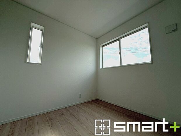 ～2面採光の明るいお部屋～ ・洋室は2面採光とする事で穏やかな陽の入る明るい空間となっております。 ・くつろぎのプライベート時間を明るい空間で穏やかにお過ごしいただけます。 