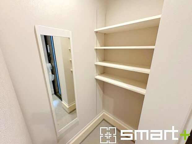 ~シューズインクロークのある玄関~ ・玄関横にシューズインクロークをご用意。 ・追加の靴置きとしてはもちろん、スキー・ゴルフなど趣味の用具の置場としてもご利用いただけます。