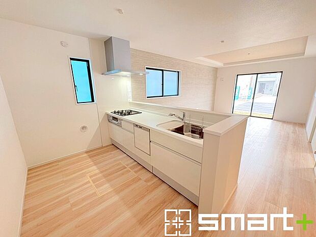 ~食器洗浄機を標準装備~ ・キッチンにはビルトインタイプの食器洗浄機を標準装備。 ・家事にかける時間を削減でき、「自分時間」を増やすことができる嬉しいアイテムです。