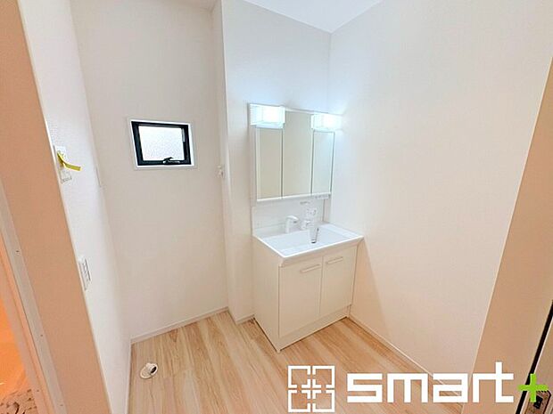 ~シャワー付き洗面台を採用~ ・洗面台の蛇口がホースで伸びシャワーとしてご利用可能。 ・朝の寝ぐせ直しなどにシャワーを使いたい時、洗面台の掃除をする際にも便利にお使いいただけますよ。