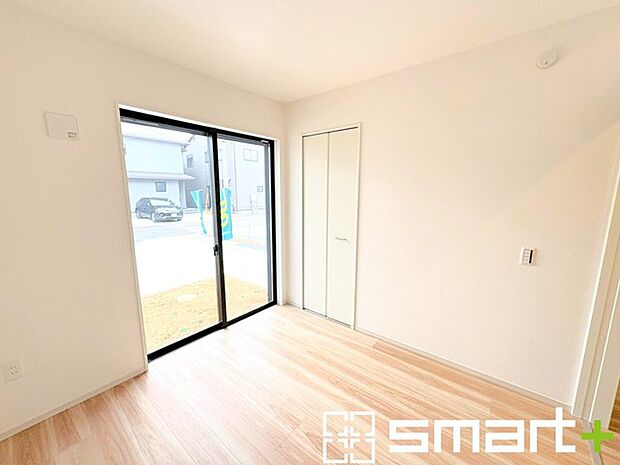 ~リビング横の洋室~ ・リビングに開放感をプラスしてくれる洋室はお子様のプレイルームやお昼寝、趣味のお部屋など、用途様々。 ・玄関からも直接出入り可能なのでゲストルームにも利用可能。