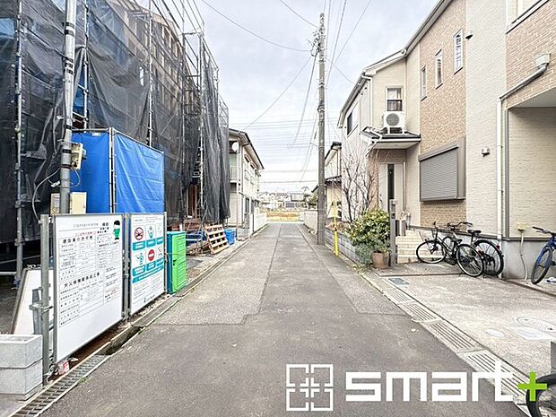 ~閑静な住宅街の立地~ ・周辺は閑静な住宅街となっておりますので、静かな暮らしをご実現いただけます。 ・前面道路の交通量も多くないので、小さなお子様がいるご家庭でもご安心ですね。