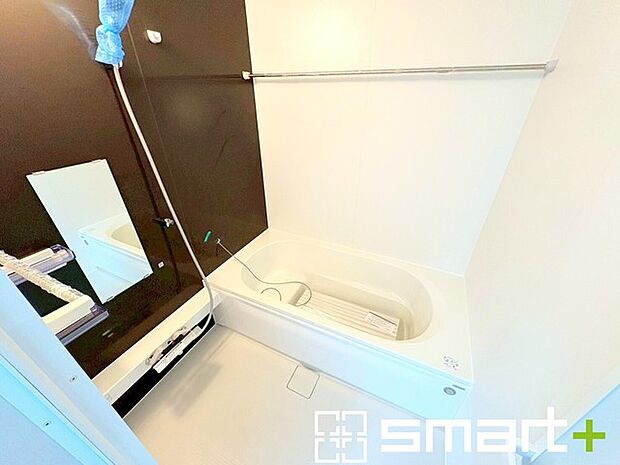 ~浴室乾燥機付きの浴室~ ・浴室には乾燥機が付いているので雨の日でも洗濯物を干すことが可能です。 ・水はけの良い床材など機能面も充実。マイクロバルなどオプションもご相談くださいませ。