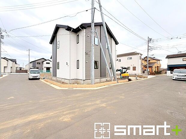 ~開放感ある角地のお住まい~ ・2方向が空く事で開放感のある角地に位置しております。 ・窮屈な感じが無く、ゆったりと暮らせるこの魅力をぜひ現地でご体感くださいませ。