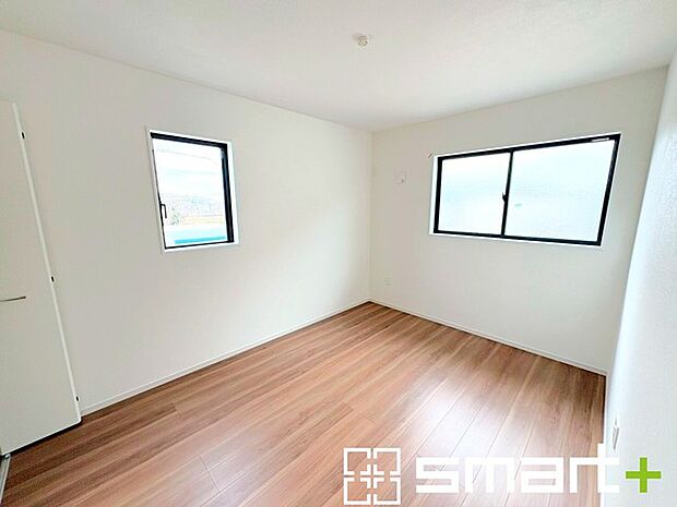 ~2面採光の明るいお部屋~ ・洋室は2面採光とする事で穏やかな陽の入る明るい空間となっております。 ・くつろぎのプライベート時間を明るい空間で穏やかにお過ごしいただけます。