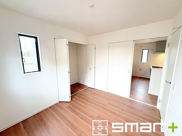 ~リビング横の洋室~ ・お子様のプレイルームやお昼寝、趣味のお部屋など、用途様々な1階洋室。 ・寝室はもちろん、玄関からも直接出入り可能なのでゲストルームにも利用できますね。